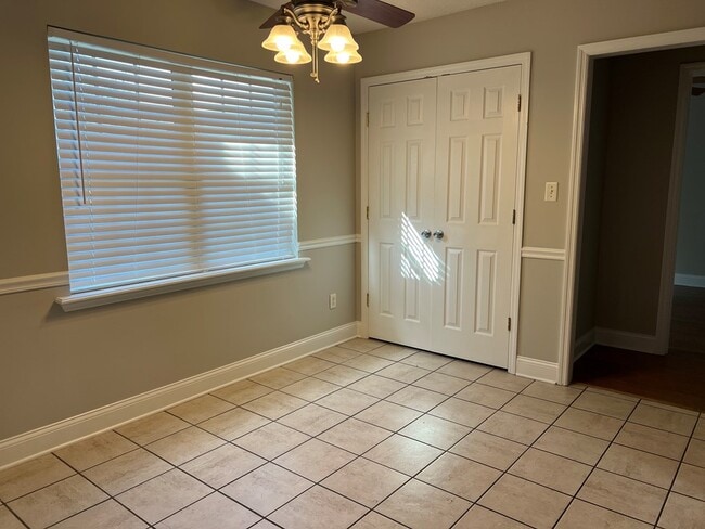 Building Photo - 112 Oakwood Ct