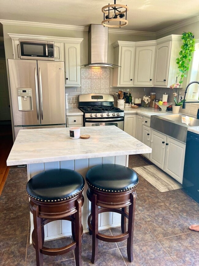 Building Photo - 4 Bed 2.5 Bath Plus Shop