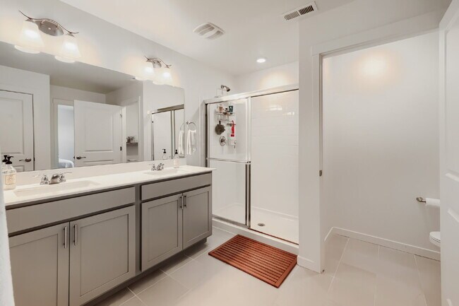Building Photo - "Spacious 5-Bed Oasis with 3 Full Baths in Scenic Castle Rock – Your Dream Home Awaits!"