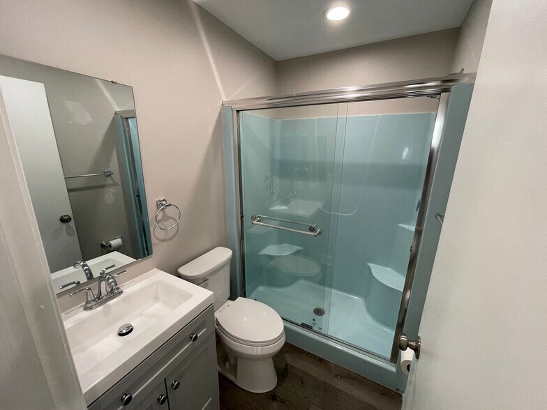 Hallway Full Bath - 903 Queens Ct