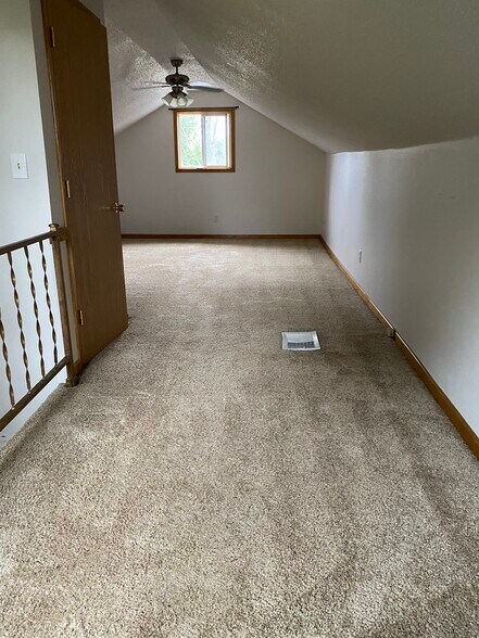 Upper Bedroom - 1321 Baker St