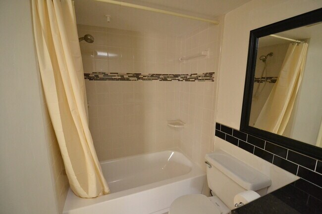 Building Photo - Lovely 1/1 Corner Unit in GATED ~ LAKEFRONT community in Altamonte Springs!