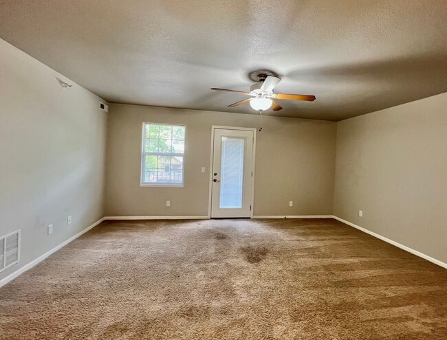 Building Photo - PRE LEASING 2 BED 2 BATH UNIT FOR JUNE 1!