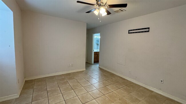 Building Photo - 10942 Dunvegan Way
