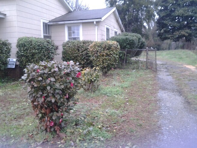 Building Photo - Charming 3-Bedroom, 1 Bathroom Ranch ***ON...