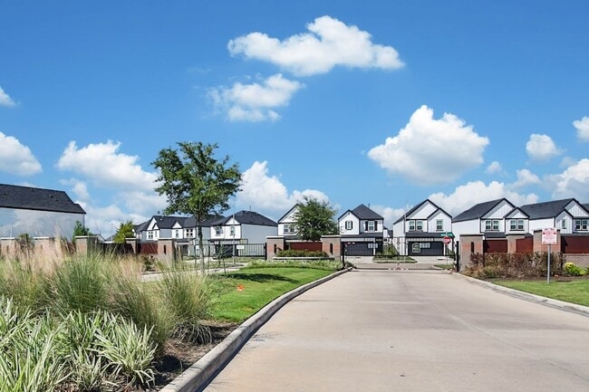 Building Photo - 12310 Greenwood Gate Dr