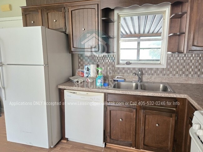 Building Photo - Charming Del City 4 Bed 2 bath!