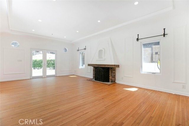 Building Photo - 2644 E Chevy Chase Dr