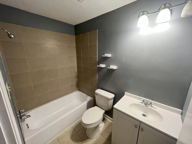 Building Photo - Move in Special!!!!!! Newly renovated 2 Be...