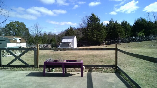 Building Photo - 705 Garland Dr