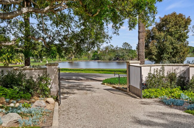 Building Photo - 525 Las Palmas Dr