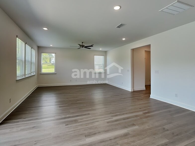 Building Photo - 1128 Livengood Wy