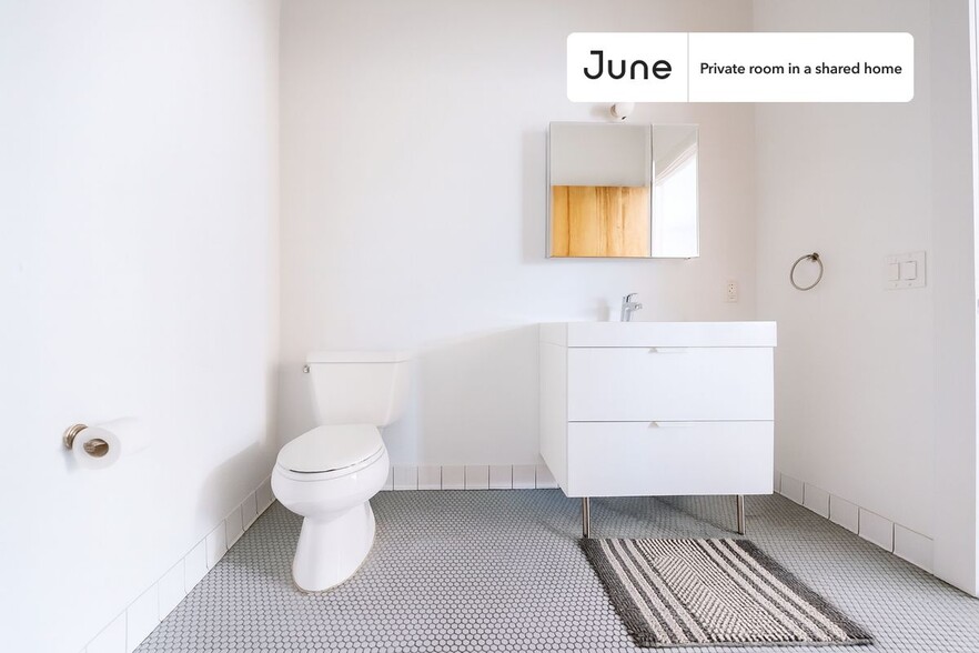 Building Photo - Room in Shared 5 bed/2 bath home