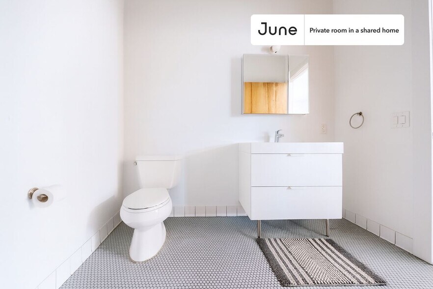 Building Photo - Room in Shared 5 bed/2 bath home