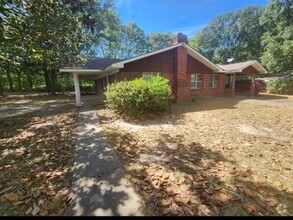 Building Photo - Large 3 Bed 2 Bath Brick Home