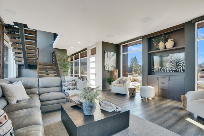 Building Photo - Contemporary Fully Furnished Four Bed Four Bath Masterpiece in Tetherow