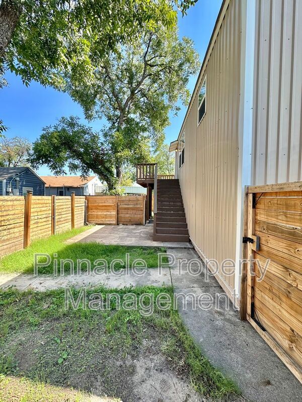 Building Photo - 1807 San Antonio St