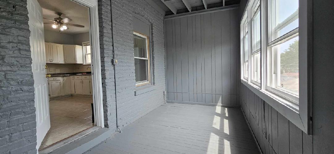 Building Photo - 5015 W Montrose Ave