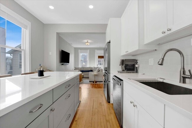 Building Photo - 1728 N Wood St