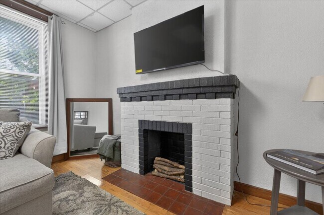 Building Photo - 736 Dover Pl