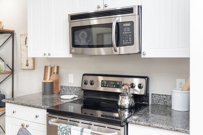 Building Photo - 3 Bedroom Flat, End unit Apartment - Available at Woodlands with $500 deposit. Ask your leasing a...