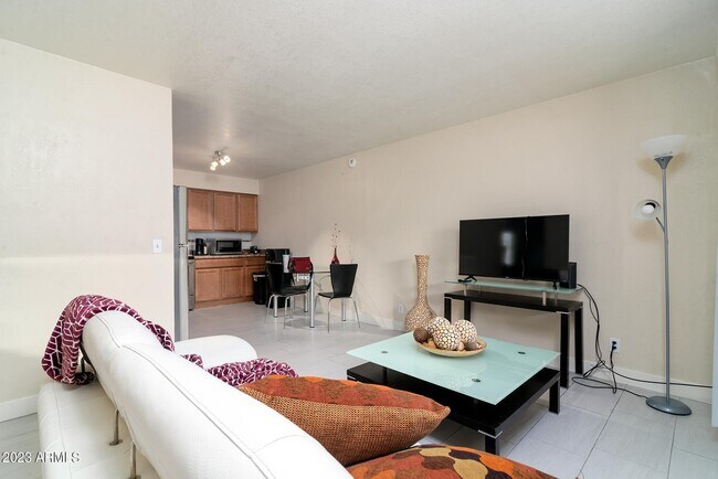 Building Photo - 532 W La Jolla Dr