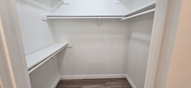 Building Photo - Beautifully Renovated Townhouse with Moder...