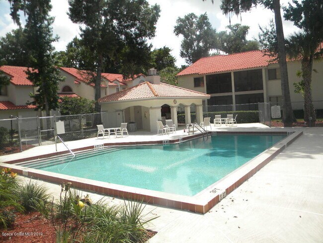 Building Photo - 1003 Country Club Dr