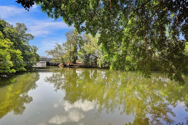 Building Photo - 1860 Venice Park Dr