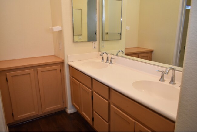 Building Photo - Updated with Pool, 3 Bd 2.5 Ba Chula Vista (91913)