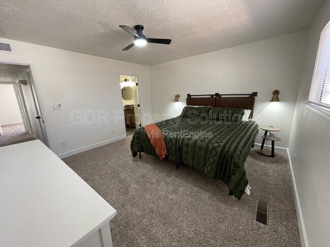 Building Photo - 520 Ortiz Dr NE