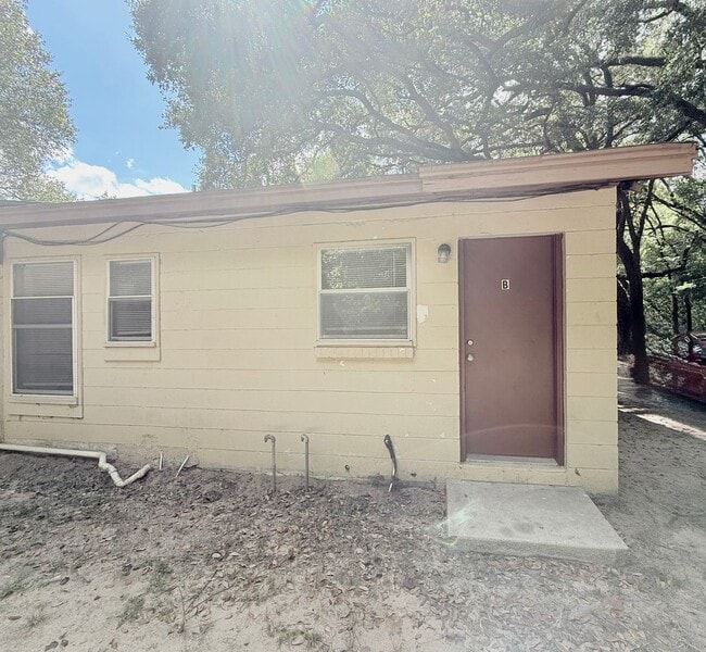 Building Photo - 2-Bedroom Duplex