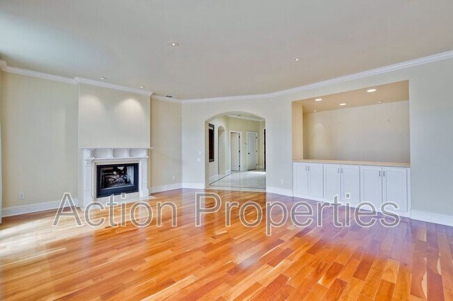 Building Photo - 450 Juanita Way