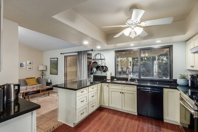 Building Photo - Highly sought after Marlborough Park Estates neighborhood!