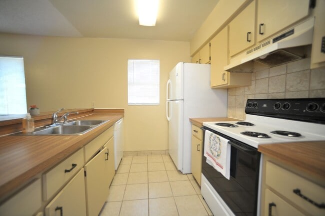 Building Photo - 2410 Fox Hollow Dr