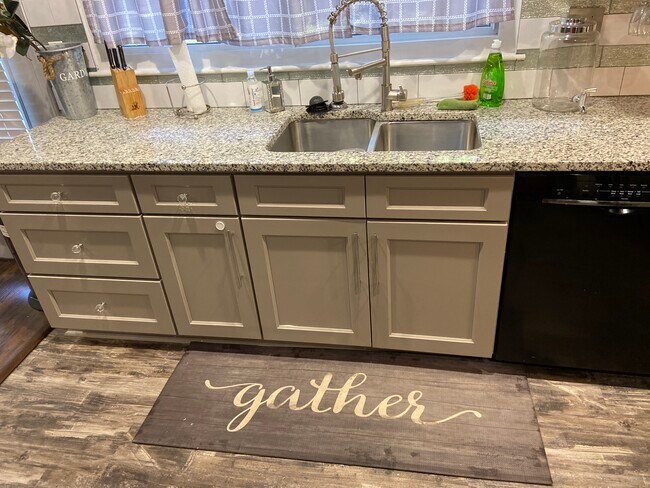 Building Photo - 1030 Pineborough Rd