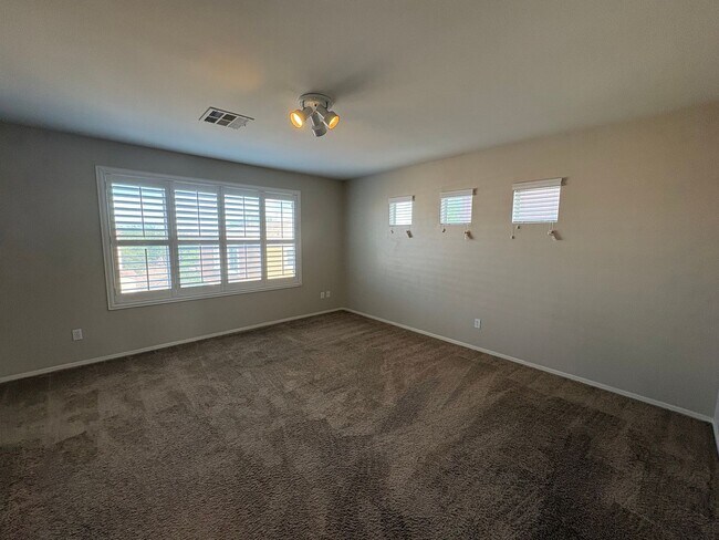 Building Photo - Beautiful 4 Bedroom Home in Mountains Edge!