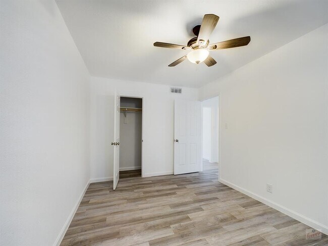 Building Photo - 2401 Manor Rd