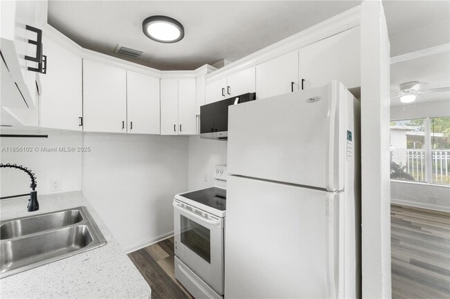 Building Photo - 290 NW 29th Ave