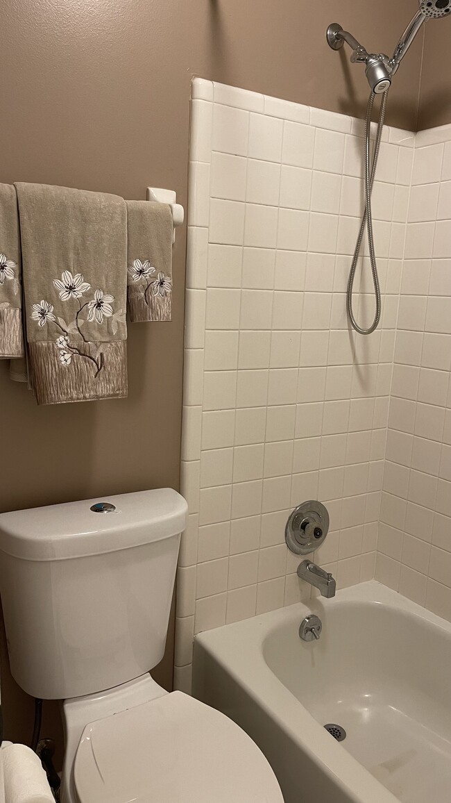 2nd bedroom bath - 229 Quail Run