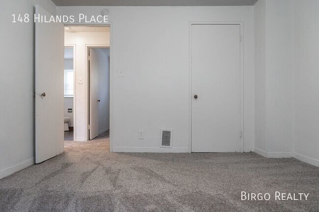 Building Photo - Move in special! First month free rent!