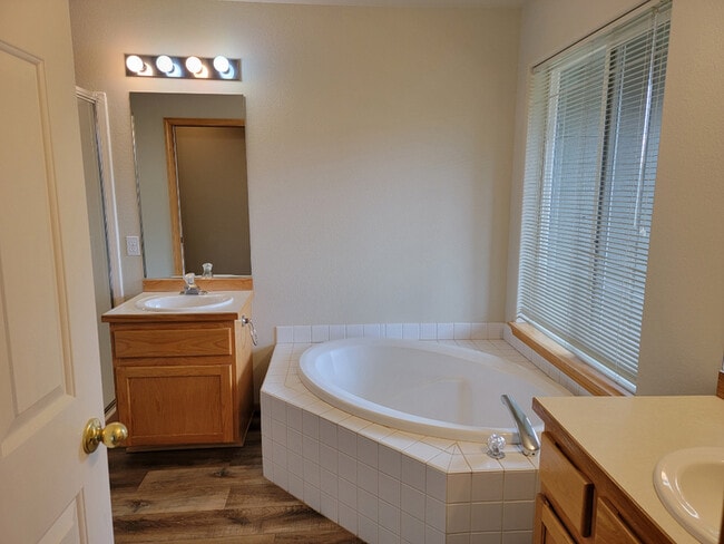 Building Photo - 1085 Golden Pheasant Dr