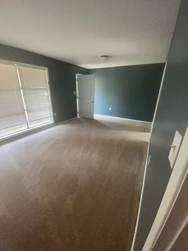 Building Photo - 2694 Woodside Dr