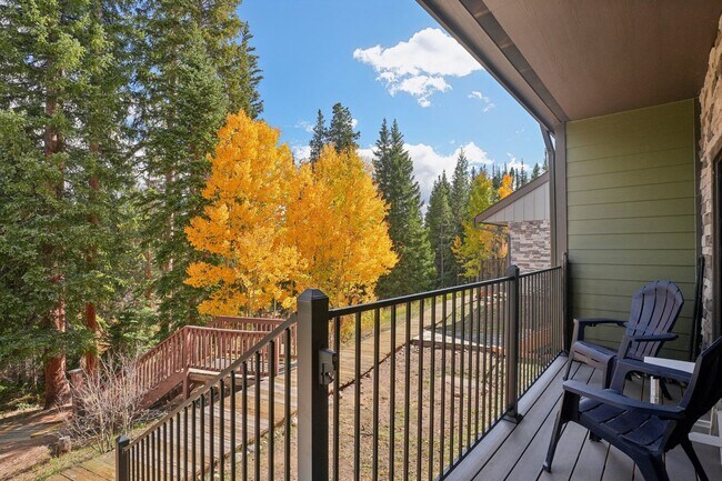 Building Photo - Serenity and Views with this 3 bedroom/3Bathroom Townhome in Buffalo Ridge