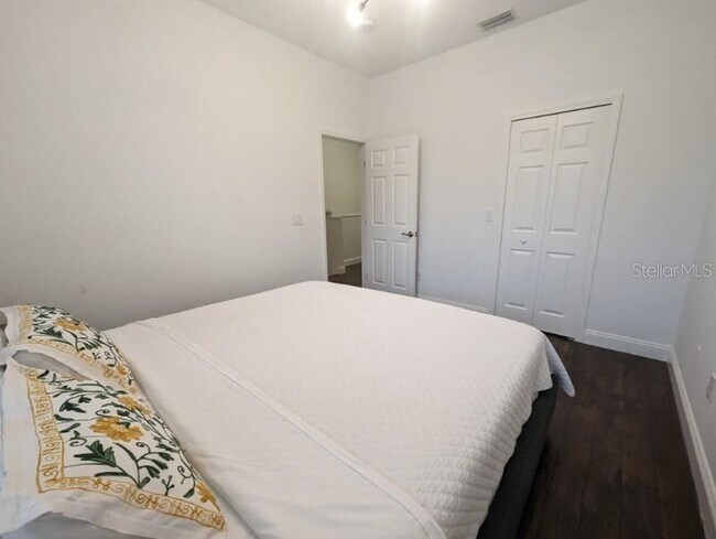 Building Photo - 2142 Park Crescent Dr