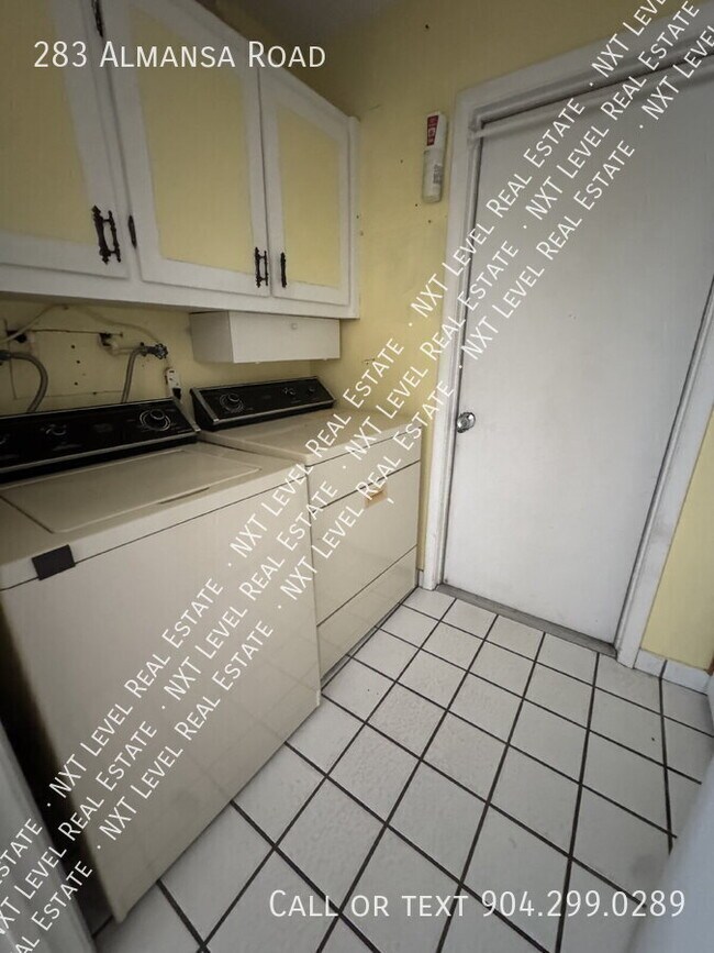 Building Photo - 283 Almansa Rd