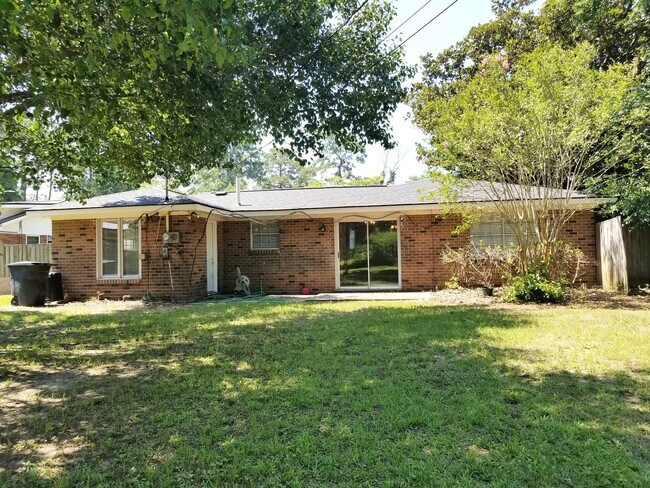 Building Photo - **Available Now** Updated 3 Bedroom Home i...