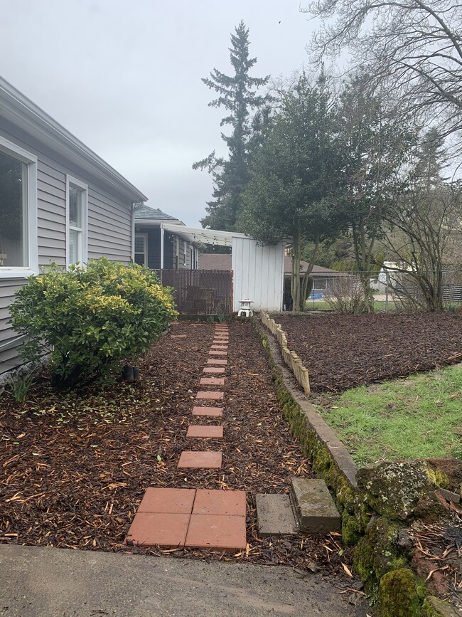 Backyard path to patio - 4157 SE Brooklyn St