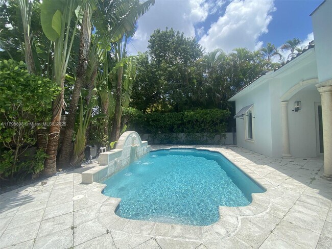 Building Photo - 2422 S Miami Ave
