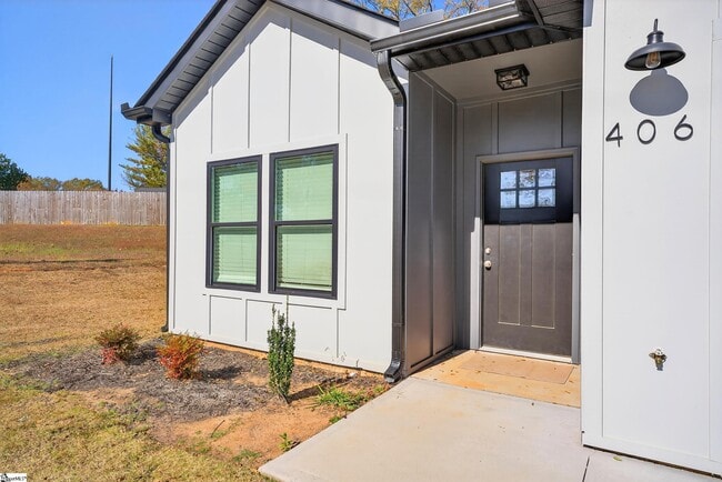 Building Photo - 404 Fairfield St